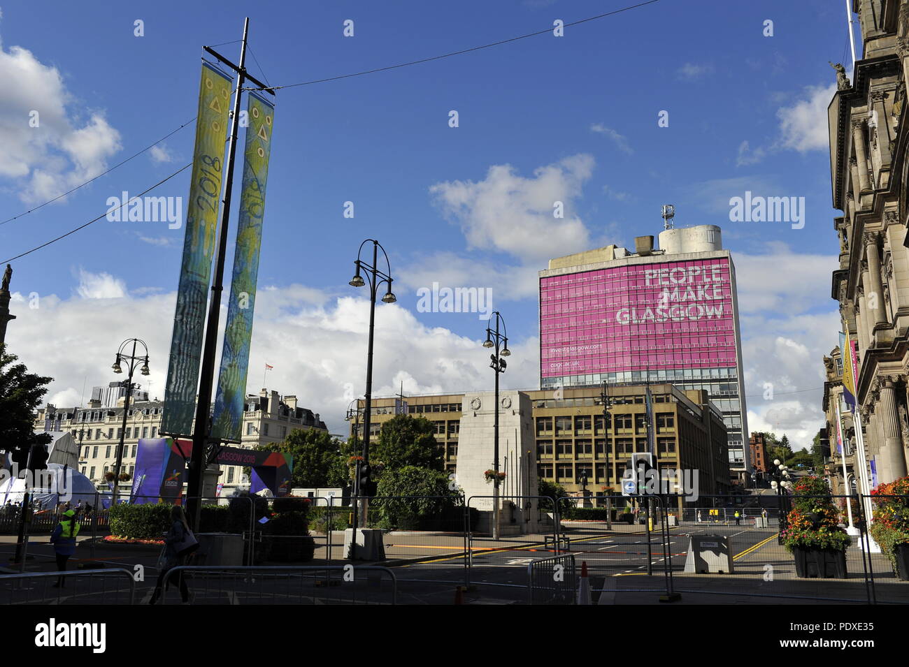 Glasgow, Scozia. 10 Agosto, 2018. Il gigante 'persone fare Glasgow segno sul lato di un edificio che si affaccia su George Square durante i Campionati Europei di Glasgow, Scozia. Credito: Colin Fisher/Alamy Live News Foto Stock