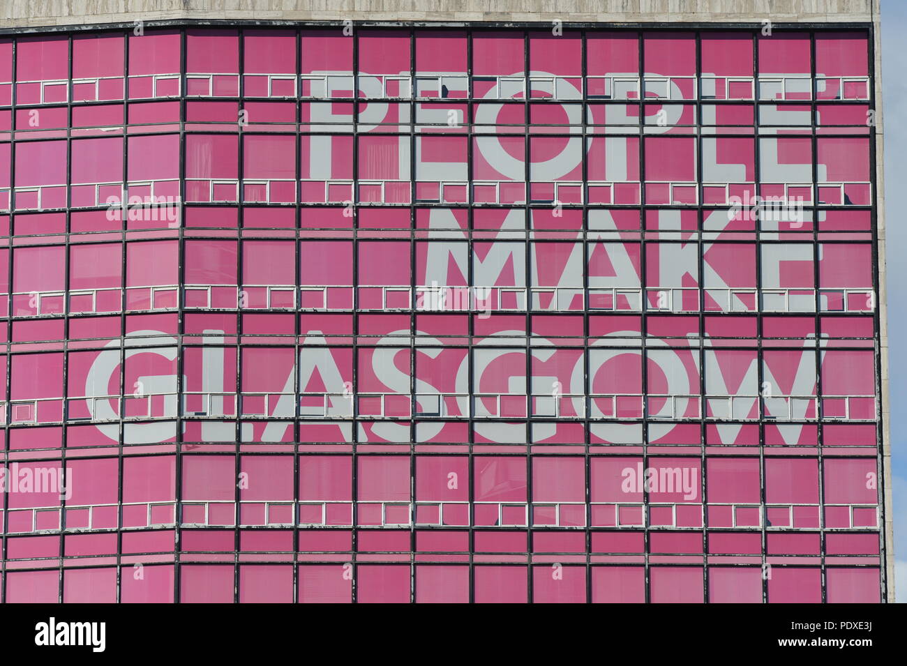 Glasgow, Scozia. 10 Agosto, 2018. Le persone fanno segno di Glasgow adorna la metà superiore di un edificio che si affaccia su George Square, Scozia. Credito: Colin Fisher/Alamy Live News Foto Stock