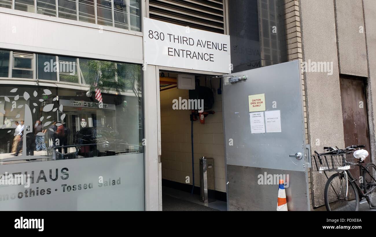 New York, 830 3RD AVE: U.S. Ordini Società Cinese per vendere edificio di Manhattan vicino Trump Tower. HNA del gruppo case grattacielo in un distretto di polizia che protegge il presidente del New York base Foto Stock