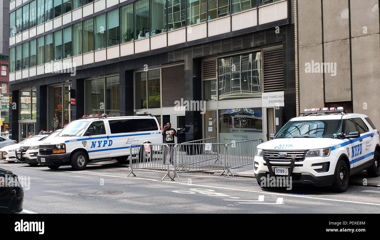 New York, 830 3RD AVE: U.S. Ordini Società Cinese per vendere edificio di Manhattan vicino Trump Tower. HNA del gruppo case grattacielo in un distretto di polizia che protegge il presidente del New York base Foto Stock