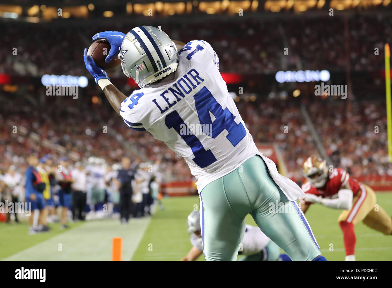 8 agosto 2018: Dallas Cowboys wide receiver lancia Lenoir (14) rende un pendente di ricezione del centro come egli riesce a tenere i suoi piedi in limiti nel gioco tra Dallas Cowboys e San Francisco 49ers, Levi Stadium, San Jose, CA. Fotografo: Pietro Joneleit Foto Stock