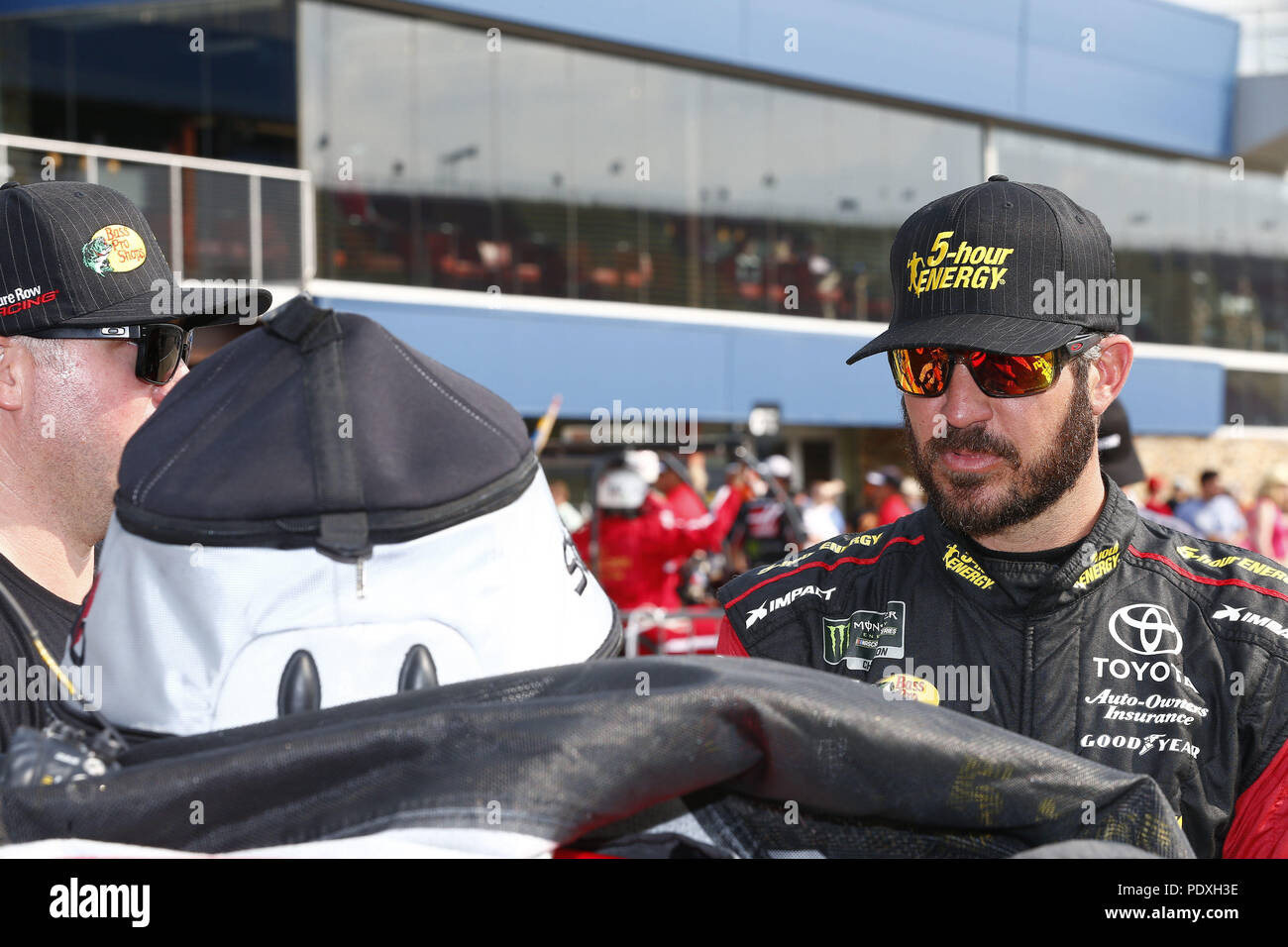 Brooklyn, Michigan, Stati Uniti d'America. 10 Ago, 2018. Martin Truex Jr (78) è appeso fuori sulla strada pit prima di qualifica per i consumatori di energia 400 a Michigan International Speedway di Brooklyn, Michigan. Credito: Justin R. Noe Asp Inc/ASP/ZUMA filo/Alamy Live News Foto Stock