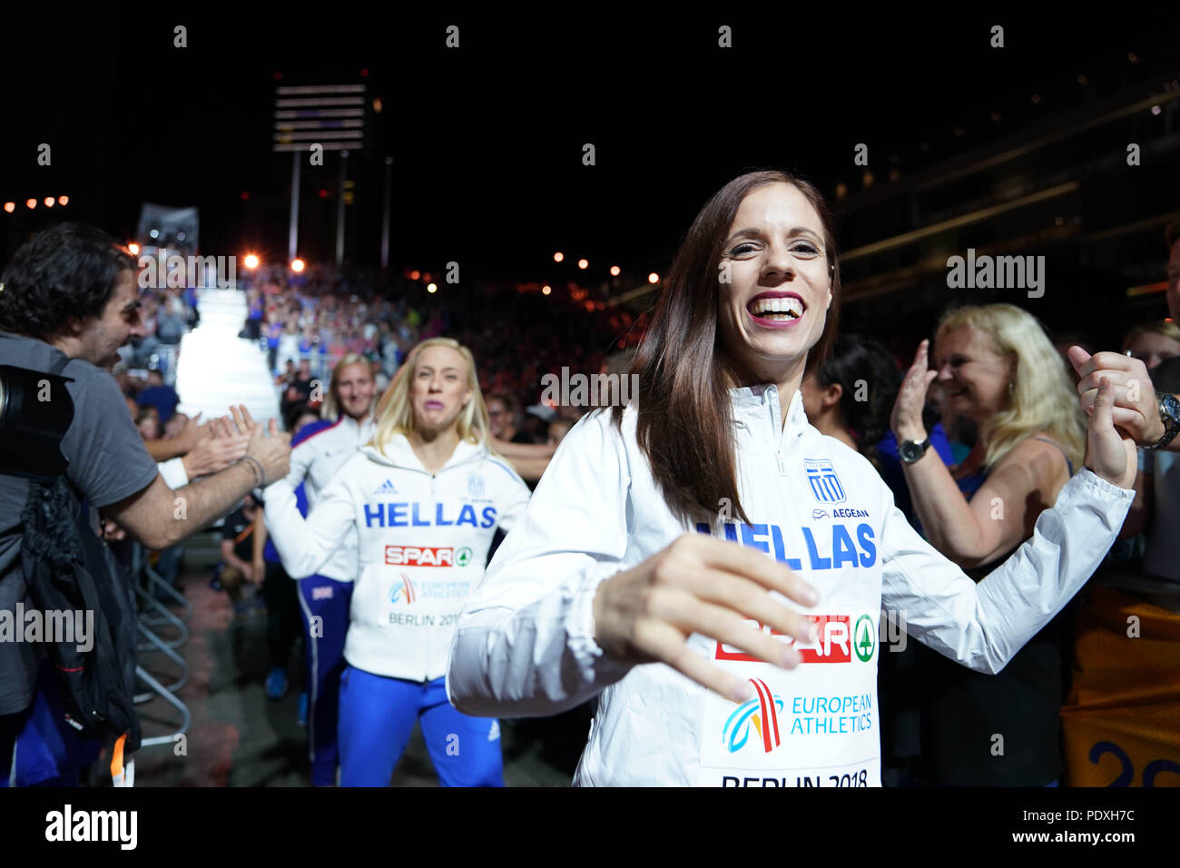 Berlino, Germania, 10 ago 2018. Katerina Stefanidi (Grecia) saluta i fan in medal plaza durante la premiazione per donne Pole Vault al Campionato Europeo di Atletica a Berlino, Germania. Credito: Ben Booth credito fotografia: Ben Booth/Alamy Live News Foto Stock