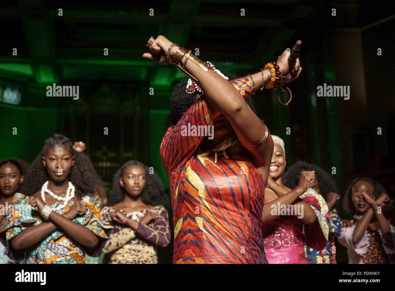 Londra, UK, 10 agosto 2018. In Africa la settimana della moda di Londra, il giorno 1. I progettisti e i modelli provenienti da tutto il mondo era disceso su di framassoni' Hall di Londra, per l'ottava AFWL, Africana della settimana della moda di Londra. Pista mostra e stand commerciali ha attirato un informato e pubblico entusiasta. © Peter Hogan/Alamy Live News Foto Stock