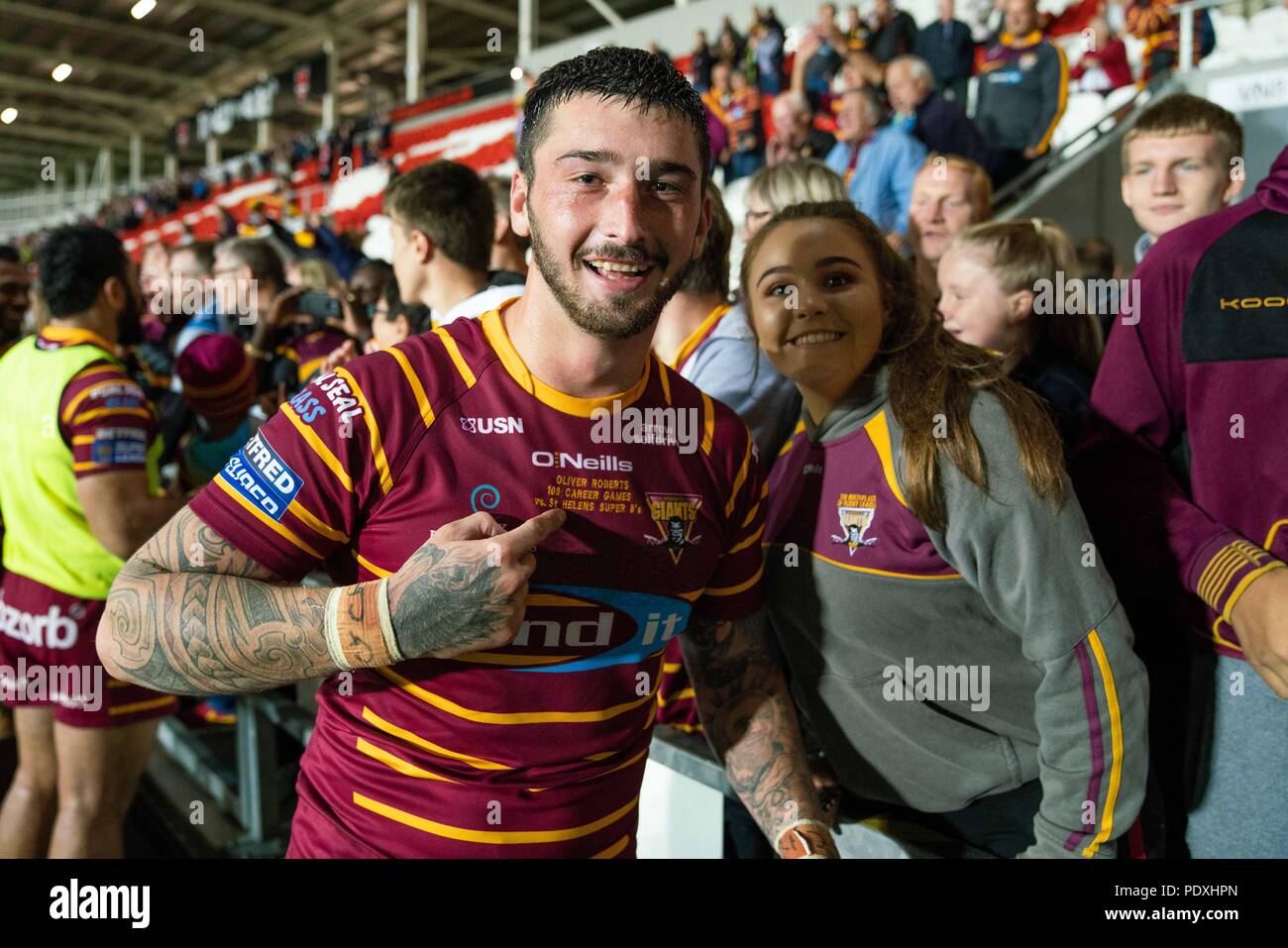 St Helens, Regno Unito, 10 agosto 2018. L Huddersfield Giants di Oliver Roberts punti alla sua maglietta che mostra 100 giochi di carriera alla fine del gioco 10 agosto 2018, totalmente Wicked Stadium, St Helens, Inghilterra; Betfred Super League Super 8s, St Helens v Huddersfield Giants; Credito: News immagini /Alamy Live News Foto Stock