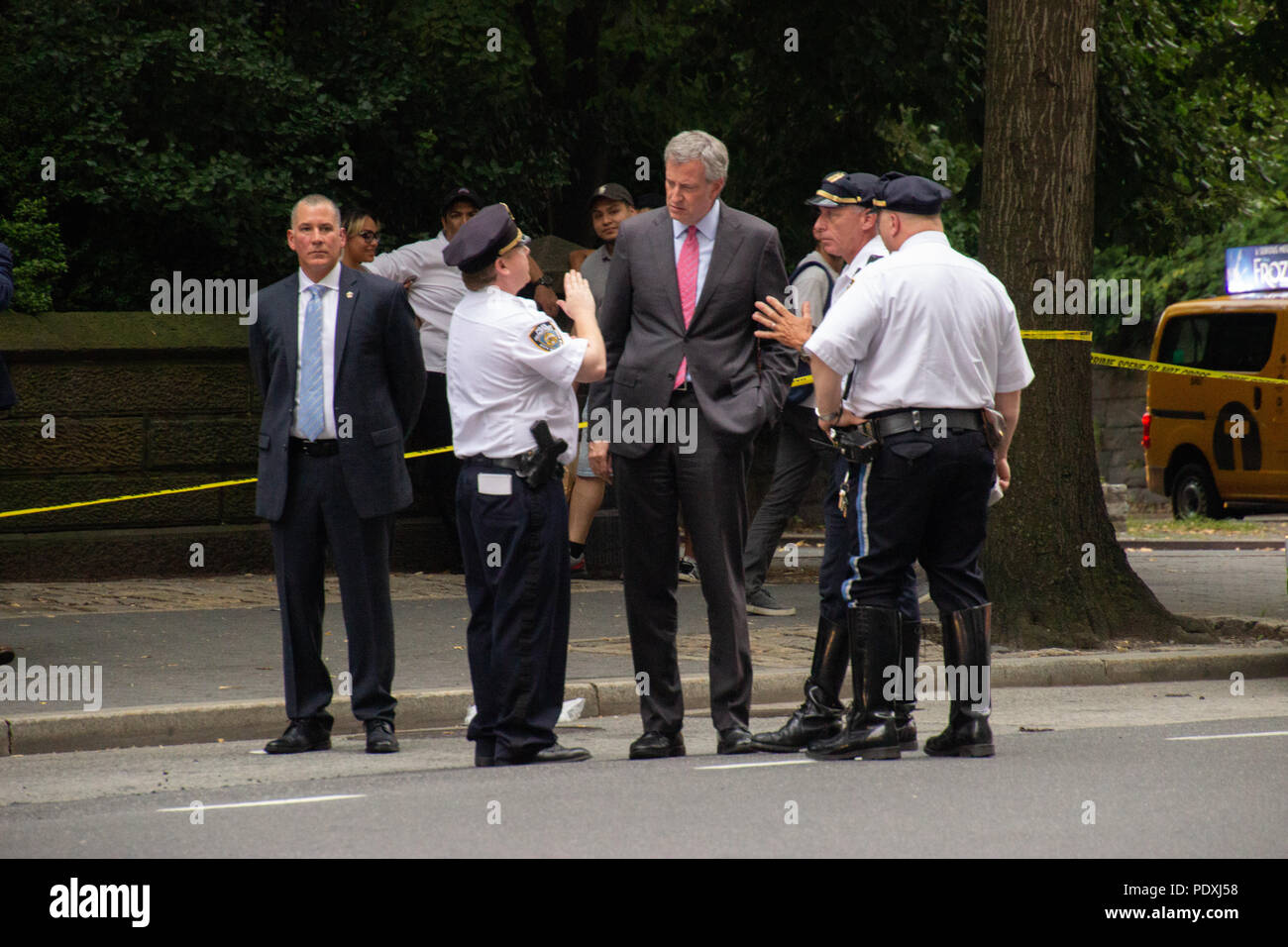 New York, Stati Uniti d'America, 10 ago 2018. Sindaco di Bill DeBlasio sondaggi la scena di un mortale incidente automobilistico il venerdì sera e dove un 23-anno-vecchia donna su una bicicletta è stato colpito ed ucciso da un privato camion della spazzatura mentre la bicicletta in pista ciclabile. Credito: SCOOTERCASTER/Alamy Live News Foto Stock