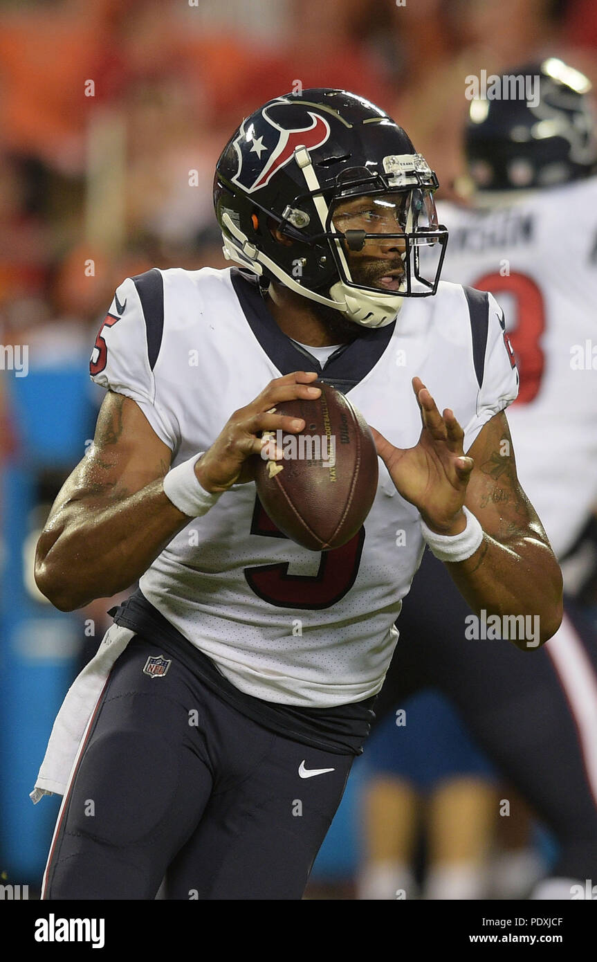 Agosto 09, 2018: Houston Texans quarterback Joe Webb (5) rotoli al di fuori della tasca per cercare un ricevitore aperto durante la NFL Pre-Season partita di calcio tra la Houston Texans e il Kansas City Chiefs Ad Arrowhead Stadium di Kansas City, Missouri. Kendall Shaw/CSM Foto Stock