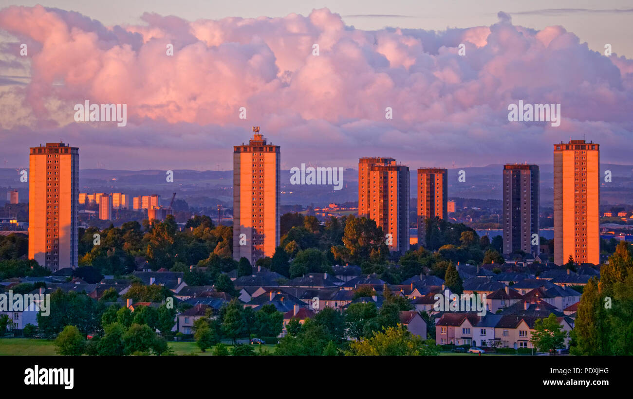 Glasgow, Scotland, Regno Unito 11 agosto. Regno Unito: Meteo alba rossa sulle torri del Sud Glasgow come l'alta sorge in Scotstoun ovest della città riflettono il pastore la attenzione per la giornata per i Campionati Europei nella città. Gerard Ferry/Alamy news Foto Stock