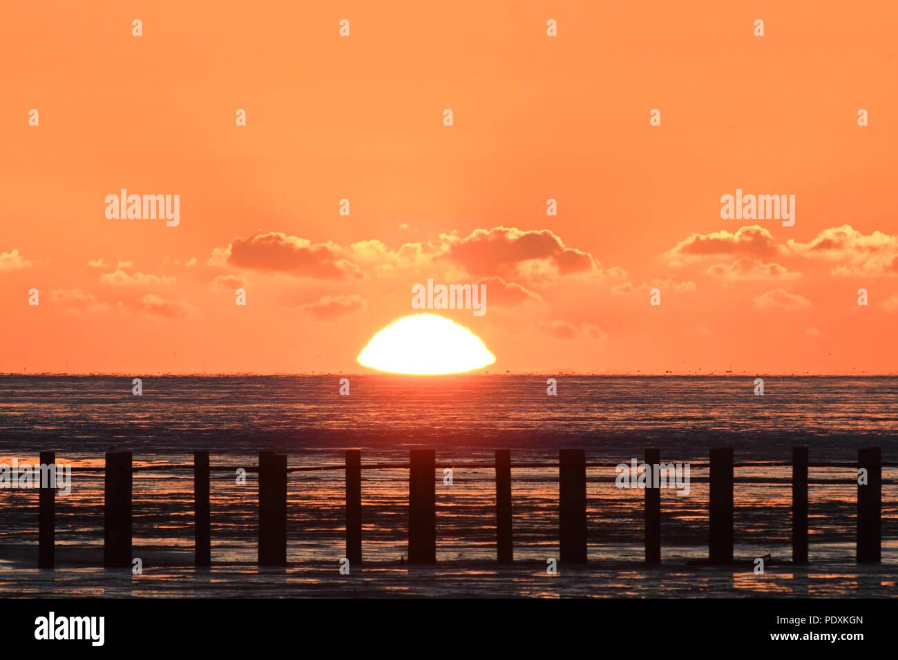 Shoeburyness, Southend-on-Sea, Essex, Regno Unito. 11 Agosto, 2018. Meteo REGNO UNITO: Sunrise su East Beach, Shoeburyness Credit: Ben rettore/Alamy Live News Foto Stock