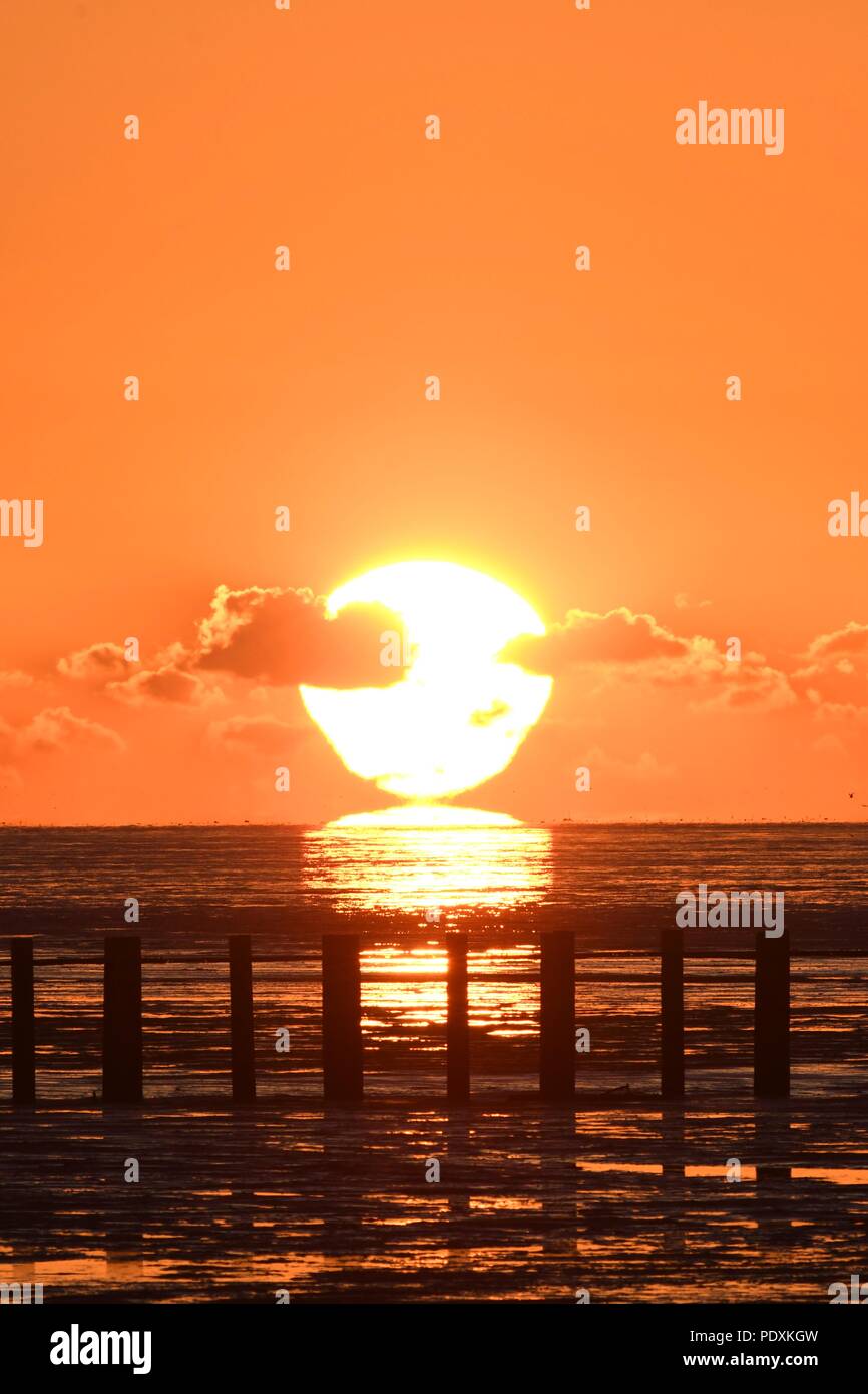 Shoeburyness, Southend-on-Sea, Essex, Regno Unito. 11 Agosto, 2018. Meteo REGNO UNITO: Sunrise su East Beach, Shoeburyness Credit: Ben rettore/Alamy Live News Foto Stock