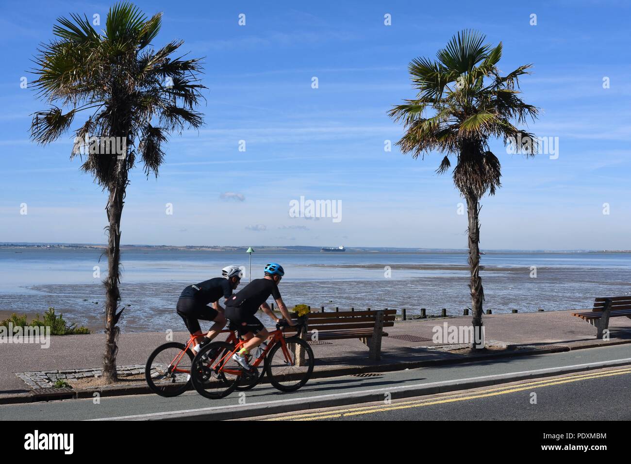 Southend-on-Sea, Essex, Regno Unito. 11 Agosto, 2018. Regno Unito Meteo: Un caloroso inizio di giornata di Southend - Una vista della gente in bicicletta lungo il fronte mare Credit: Ben rettore/Alamy Live News Foto Stock