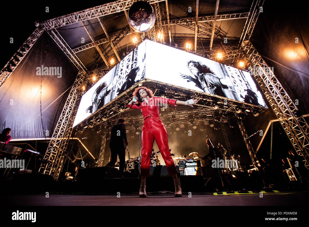 Danimarca Copenhagen - Agosto 10, 2018. Il canadese indie rock band Arcade Fire esegue un concerto dal vivo durante il danese music festival Haven Festival 2018 a Copenaghen. Qui il cantante e musicista Regine Chassagne è visto dal vivo sul palco. (Photo credit: Gonzales Photo - Christian Hjorth). Credito: Gonzales foto/Alamy Live News Foto Stock