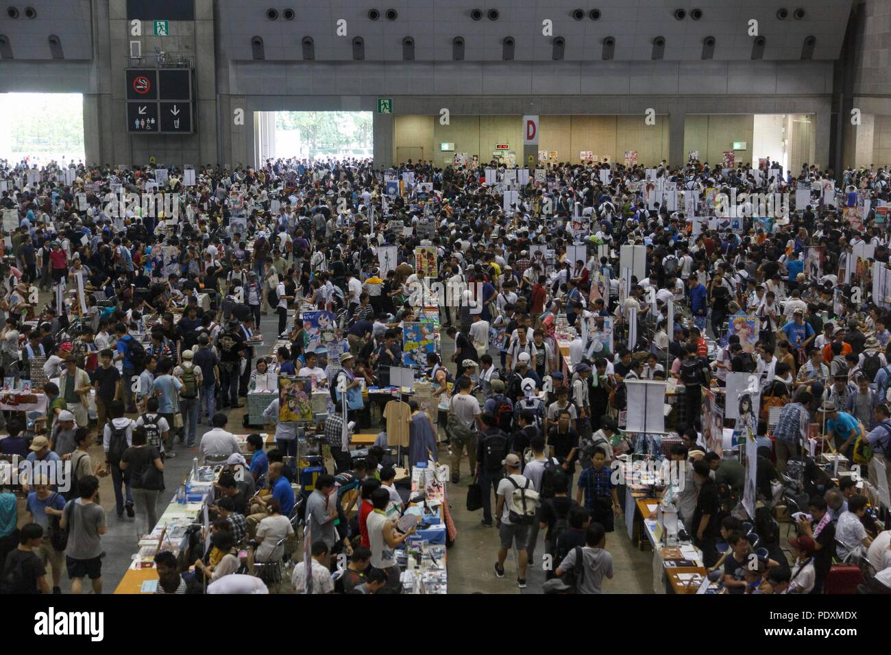 Tokyo, Giappone, 11 ago 2018. Anime Fan e cosplayers raccogliere durante il Comic Market 94 (Comiket) evento presso il Tokyo Big Sight il 11 agosto 2018, Tokyo, Giappone. La manifestazione annuale che ha iniziato nel 1975 si concentra su manga e anime, gioco e cosplay. Gli organizzatori si aspettano più di 500.000 visitatori a frequentare i 3 giorni della manifestazione. Credito: Rodrigo Reyes Marin/AFLO/Alamy Live News Foto Stock