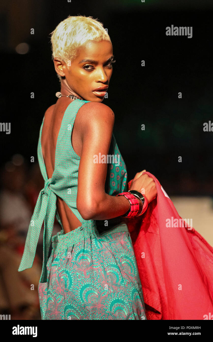 Londra, UK, 10 agosto 2018. Modello indossa un design Shwe, parte di TIKZN collettivo. Pomeriggio sfilata, modelli indossando disegni da Blazer Kachi (Nigeria), Misericordia Azupwah (Ghana), Sista da Eyoro (Nigeria), Sarayaa (Senegal), George Amua (Ghana), Belois Couture (Nigeria), Evelyne Babin (Tanzania), TIKZN (Sud Africa) Africa Fashion Week presenta oltre 100 designer di Massone's Hall di Covent Garden. Foto Stock