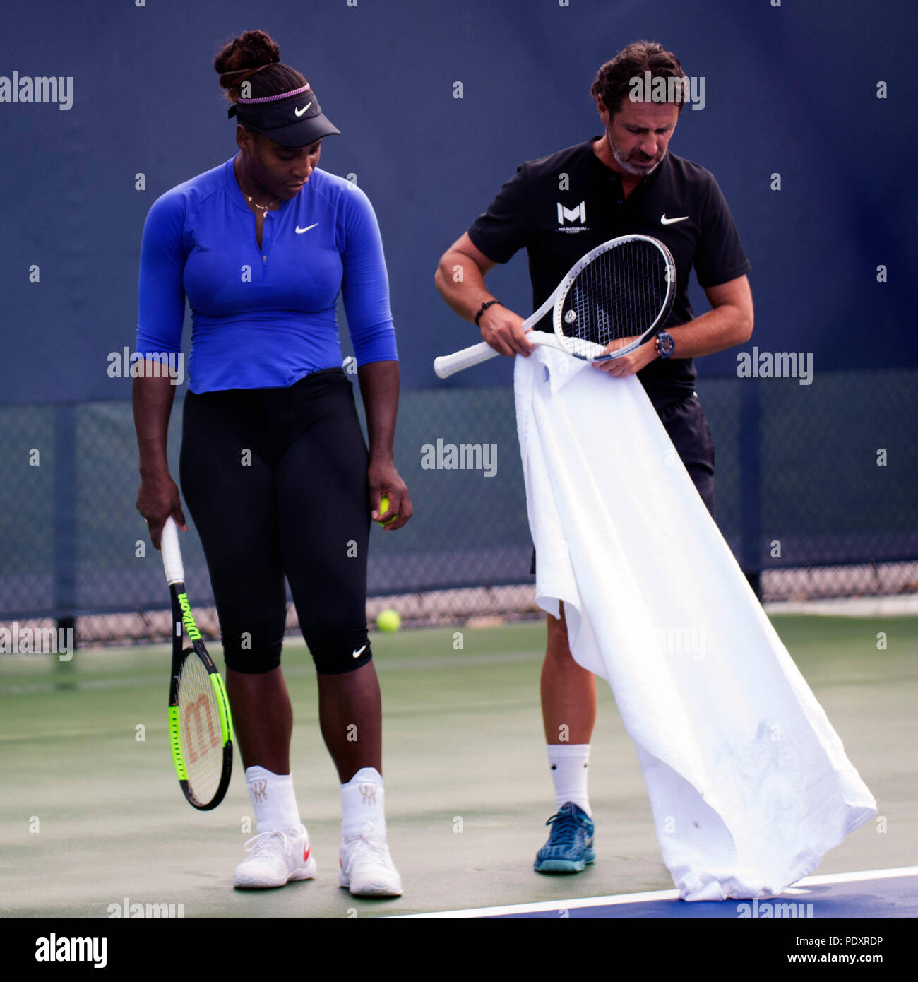 Ohio, USA, 11 agosto 2018: Serena Williams con il suo allenatore Patrick Mouratoglou durante la pratica presso la Western Southern aperto in Mason, Ohio, Stati Uniti d'America. Brent Clark/Alamy Live News Foto Stock