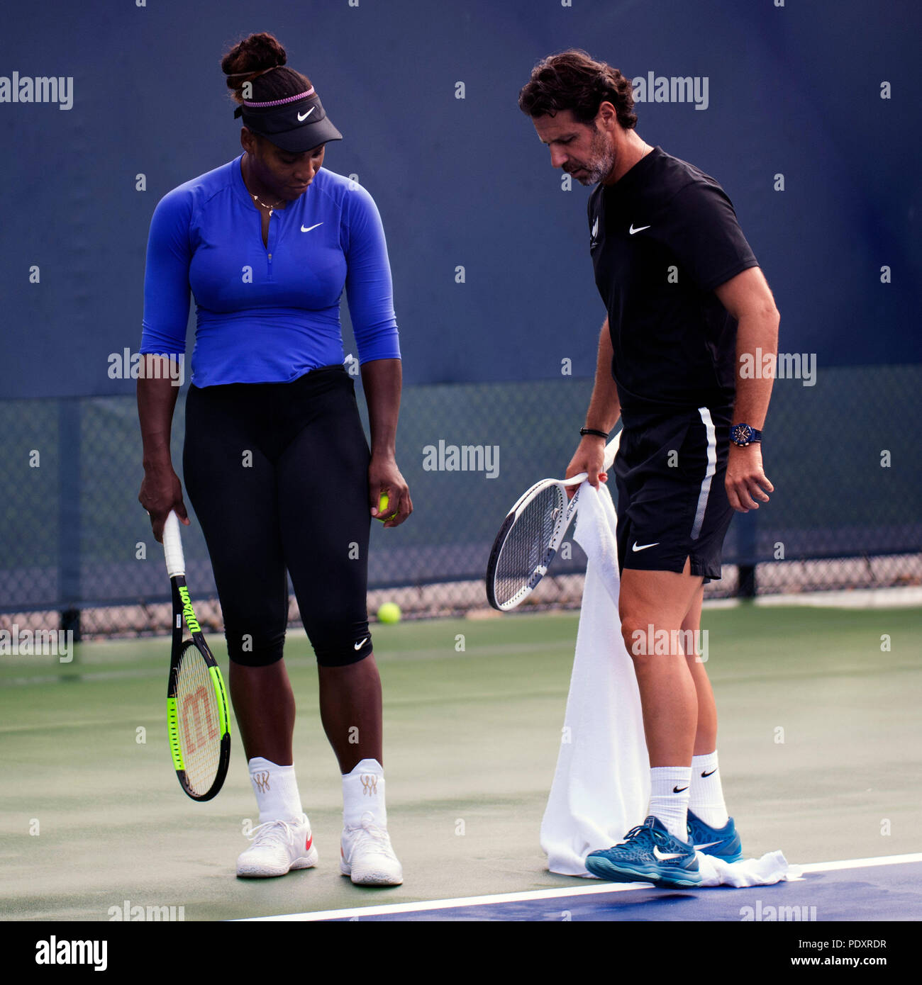 Ohio, USA, 11 agosto 2018: Serena Williams con il suo allenatore Patrick Mouratoglou durante la pratica presso la Western Southern aperto in Mason, Ohio, Stati Uniti d'America. Brent Clark/Alamy Live News Foto Stock