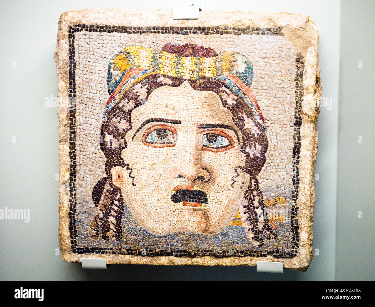 Preziosa scatola a mosaico con tessere di piccole dimensioni (opus vermiculatum), utilizzato un pavimento decorazione (emblema), raffigurante la maschera teatrale di una giovane etere. 10-50 AD - Museo Nazionale Etrusco di Villa Giulia - Roma, Italia Foto Stock