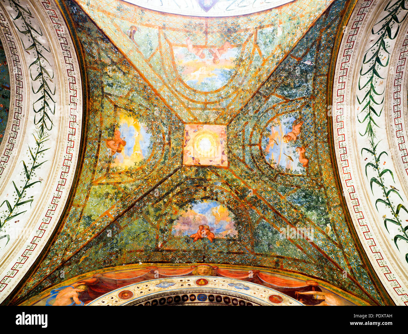 Soffitti in semi-circolare loggia portico che si affaccia sul cortile interno di Villa Giulia - Museo Nazionale Etrusco di Villa Giulia - Roma, Italia Foto Stock