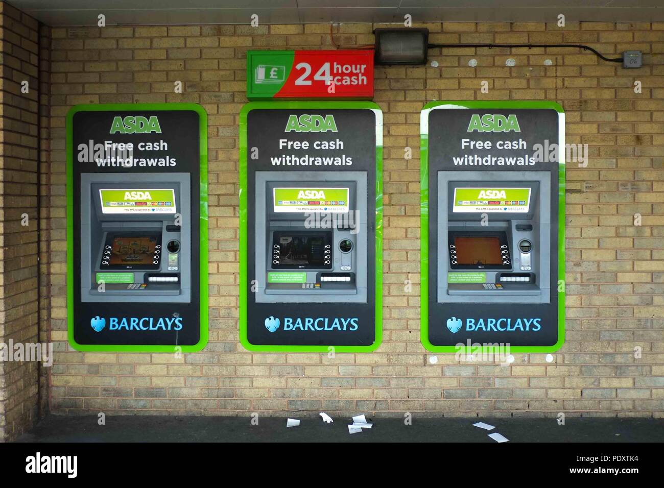 Tre Barclays Bank bancomat al di fuori di un supermercato Asda Foto Stock