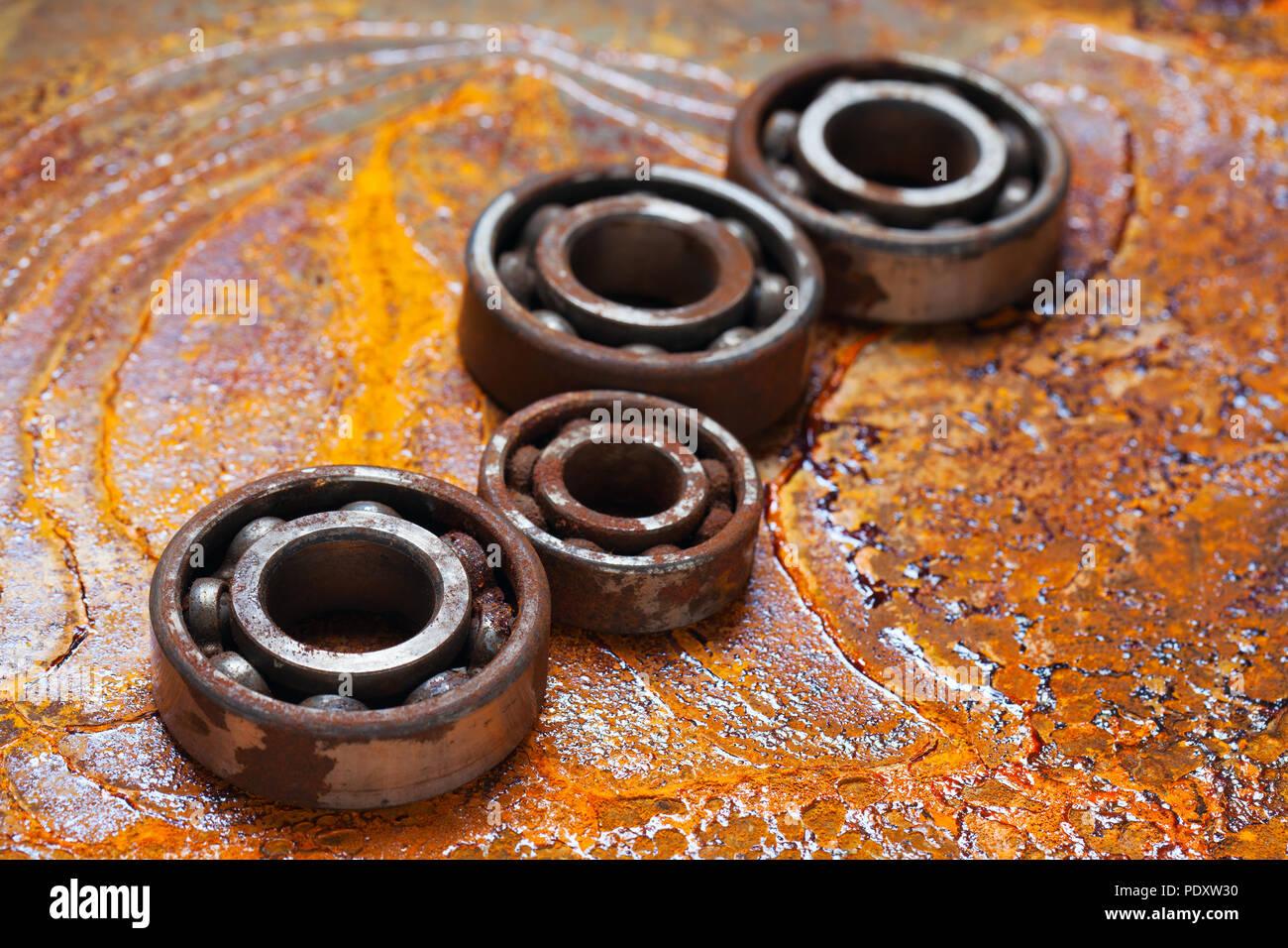 Rusty cuscinetto a sfere con il rusty sfondo. Foto Stock