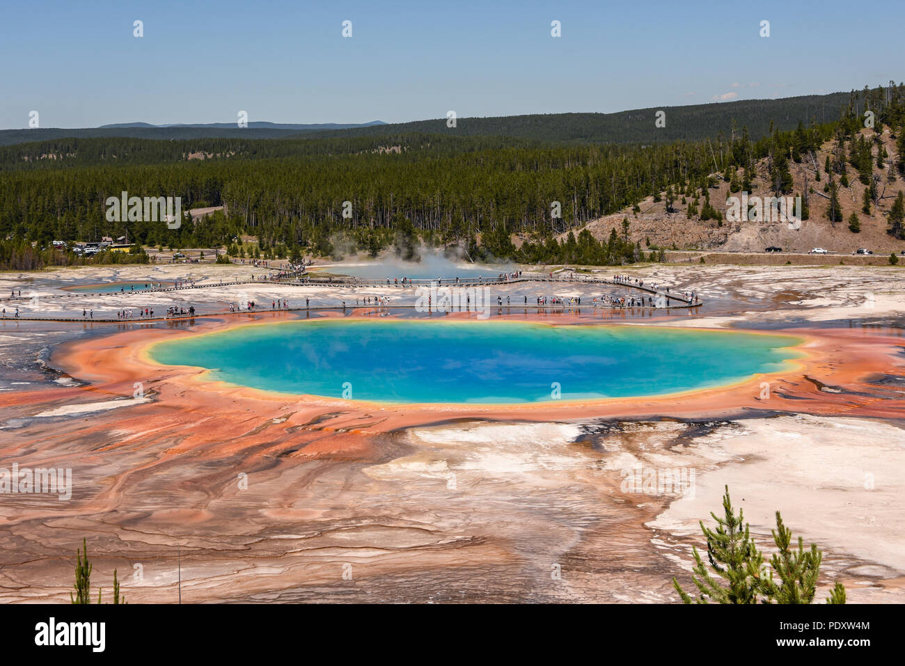 Vista del Grand Prismatic Spring dal Fairy Falls trail si affacciano, Midway Geyser Basin, il Parco Nazionale di Yellowstone Foto Stock