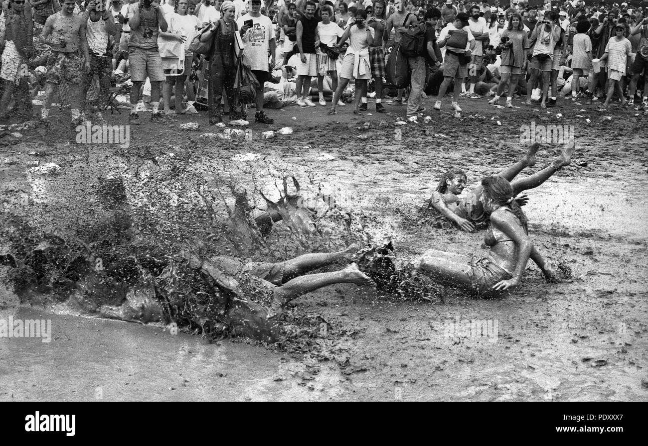 Gruppo di persone scorrevole nel fango durante Woodstock Music Festival, Saugerties, New York, USA, luglio 13, 1994 Foto Stock