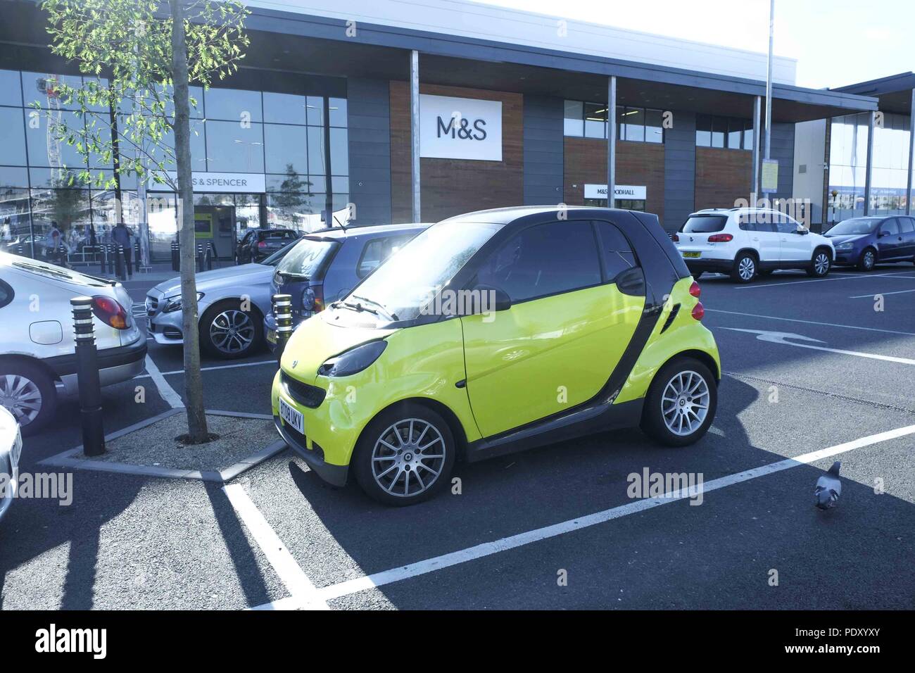 Giallo smart auto in un auto retail park a Londra Foto Stock