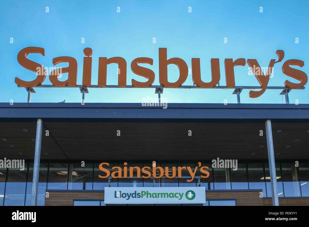 Sainsbury's e Lloyds Pharmacy store segno anteriore Foto Stock