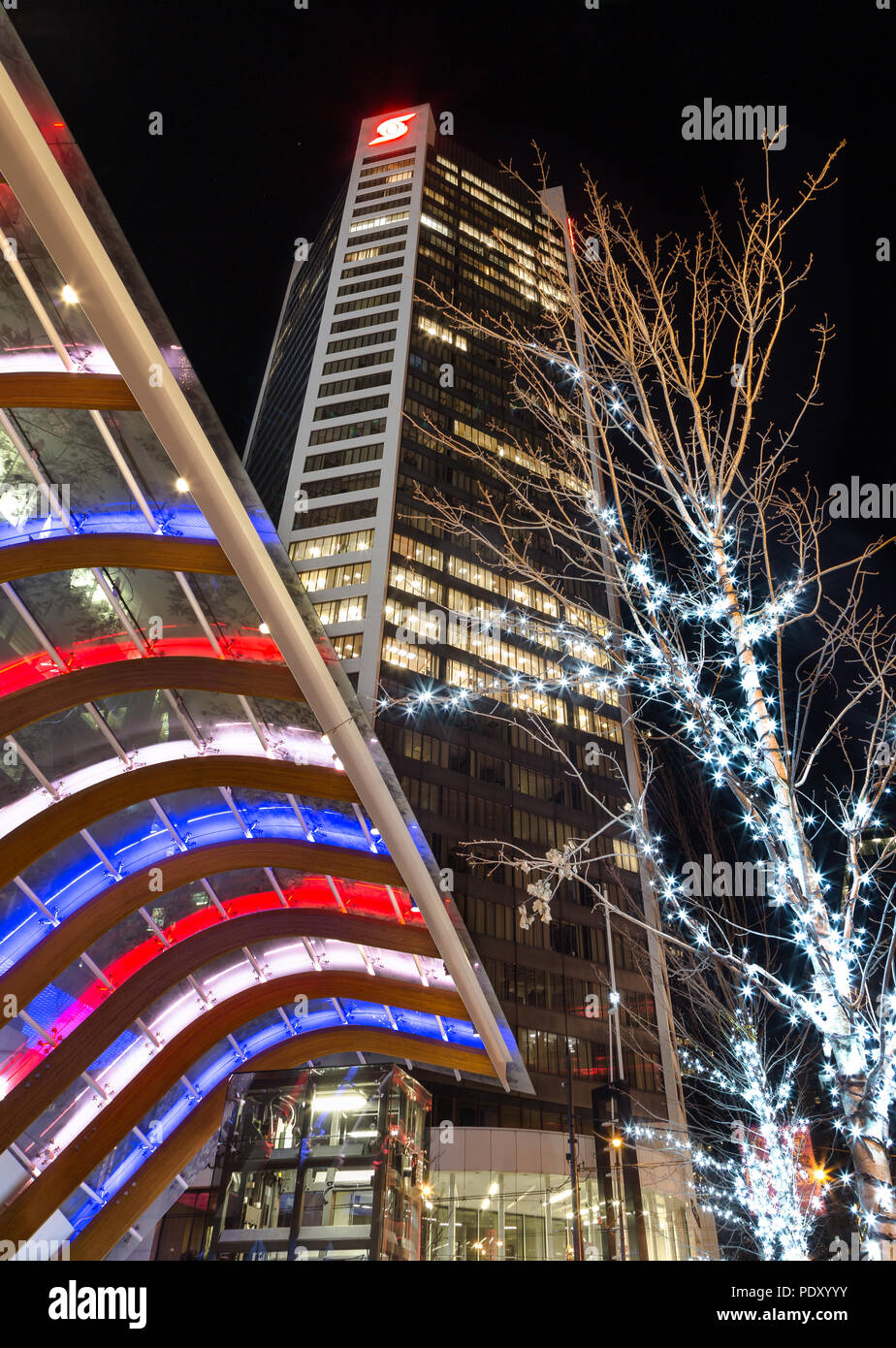 VANCOUVER, BC, Canada - NOV 27,2015: La Scotia Tower con il Telus edificio in primo piano visualizzando il tricolore francese. Foto Stock