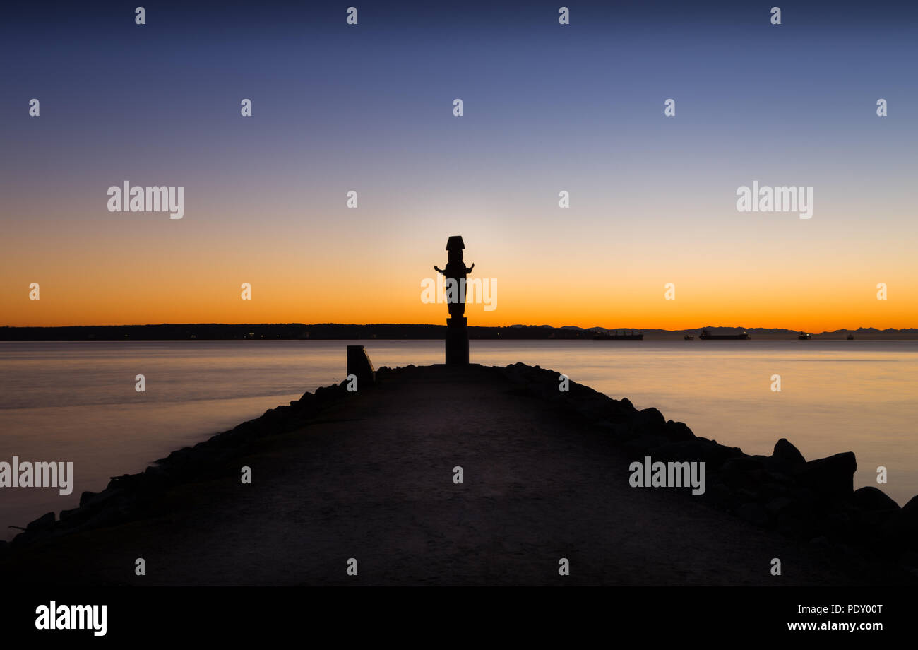 Il totem pole a Ambleside Park, West Vancouver, appena dopo il tramonto. Foto Stock