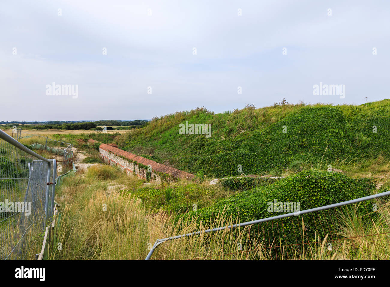 Pareti di Littlehampton Fortino Napoleonico rovine, il primo Palmerston Fort, West Littlehampton, una piccola località di villeggiatura sulla costa sud in West Sussex Foto Stock