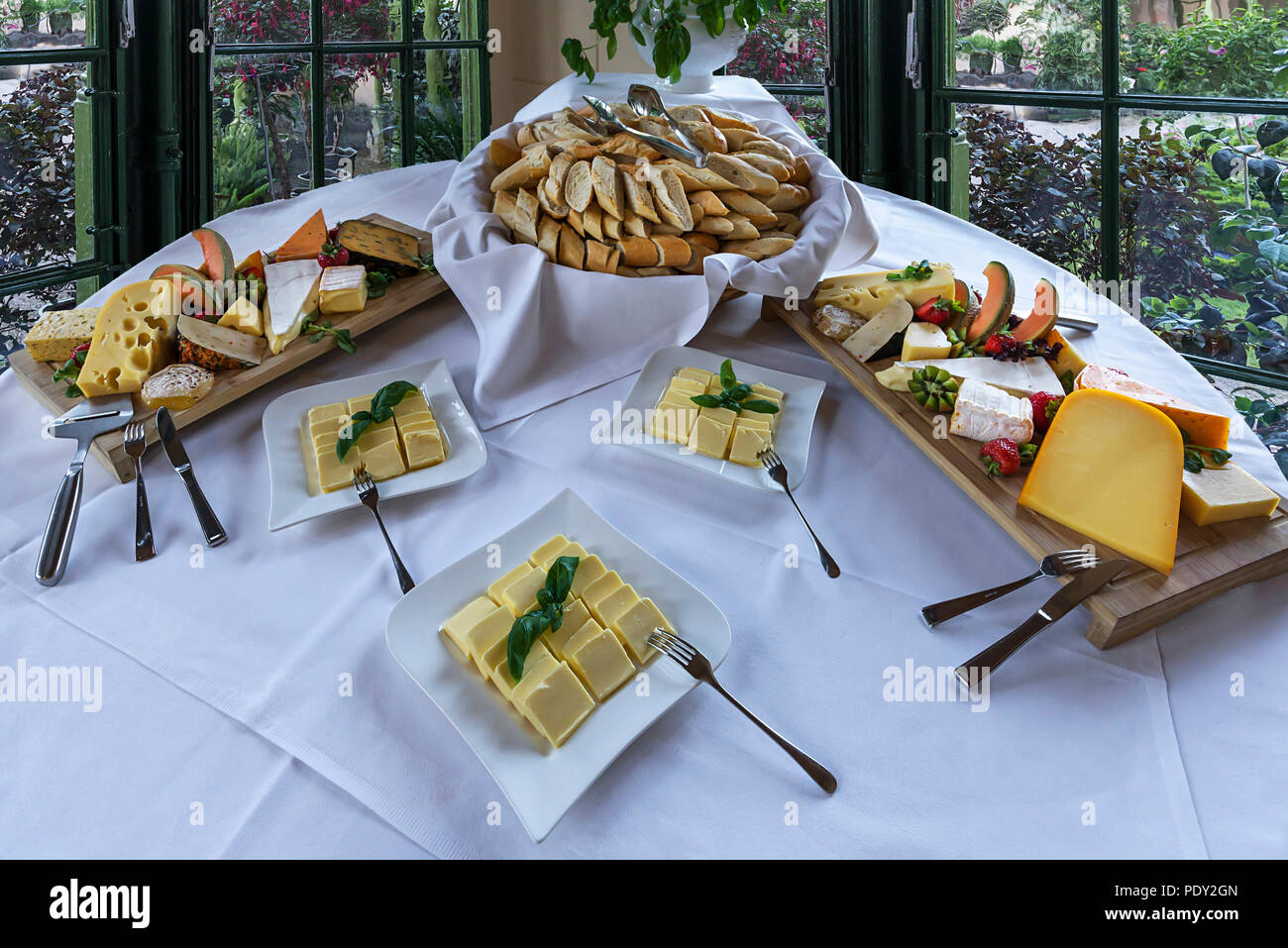 Buffet di formaggi, pane e formaggio su una tavola rotonda, buffet, Germania Foto Stock