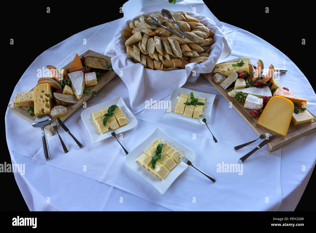 Buffet di formaggi, pane e formaggio su una tavola rotonda, buffet, Germania Foto Stock