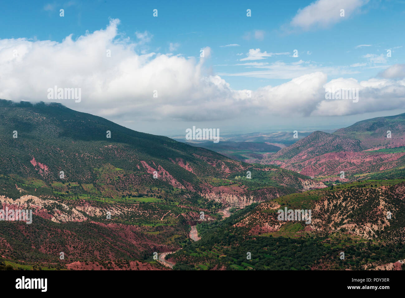 Il verde paesaggio montuoso a nord dei monti Atlante, Marocco Foto Stock