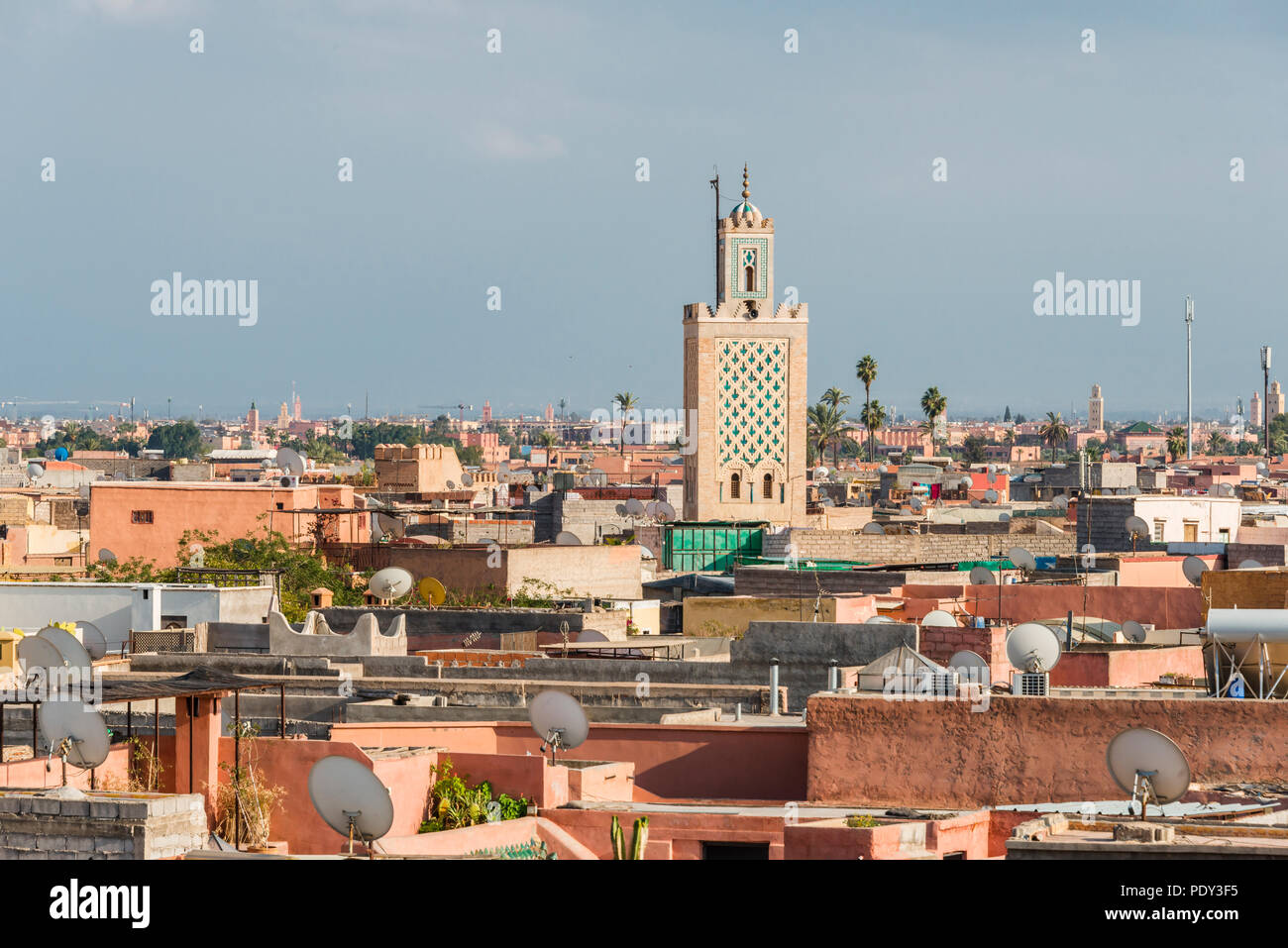 Vista della città vecchia, Ben Salah moschea con minareto, o di Marrakech Marrakech, Marocco Foto Stock