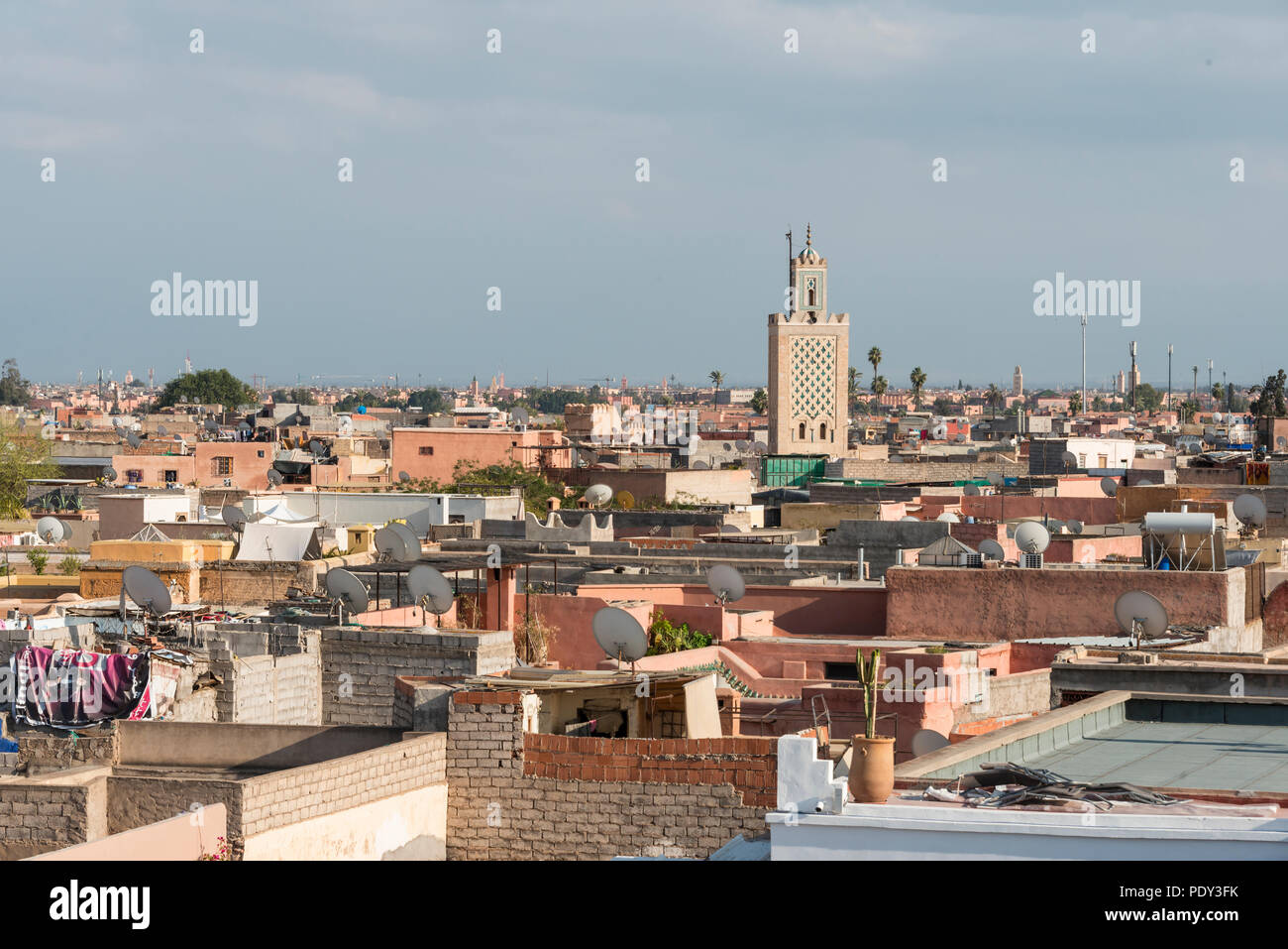 Vista della città vecchia, Ben Salah moschea con minareto, o di Marrakech Marrakech, Marocco Foto Stock
