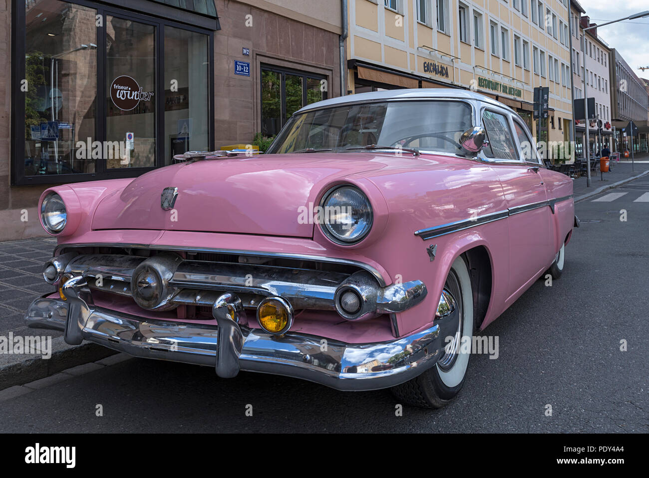 Rosa Pontiac, American auto d'epoca degli anni cinquanta, Norimberga, Media Franconia, Baviera, Germania Foto Stock