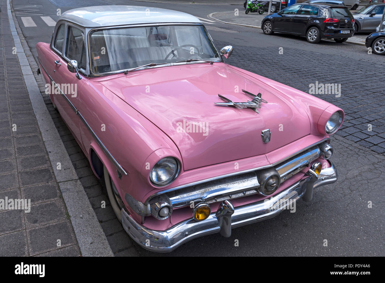 Rosa Pontiac, American auto d'epoca degli anni cinquanta, Norimberga, Media Franconia, Baviera, Germania Foto Stock