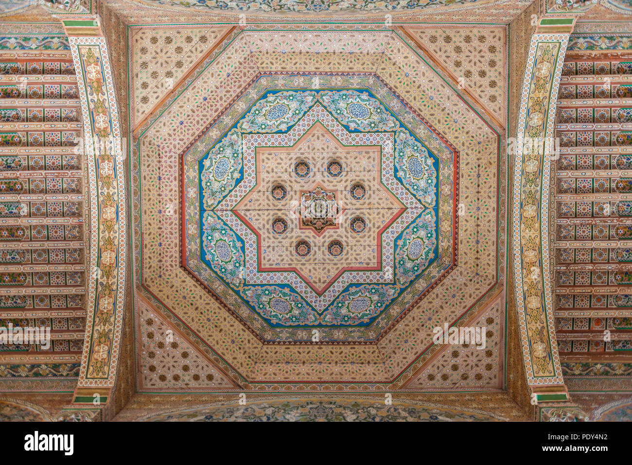 Soffitto con ornamenti Arabo, Palazzo Bahia, Marrakech, Marocco Foto Stock