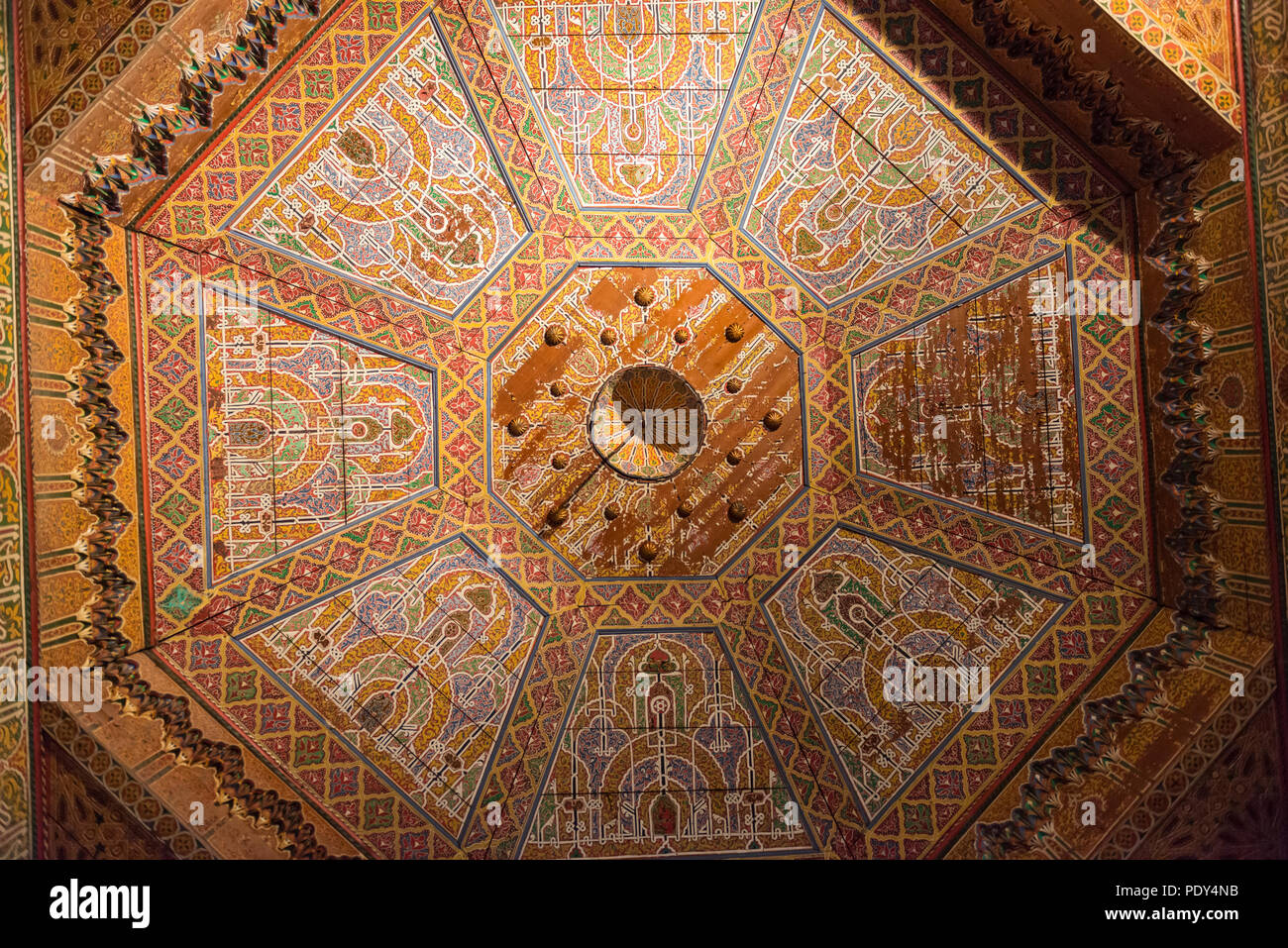 Soffitto con ornamenti Arabo, Palazzo Bahia, Marrakech, Marocco Foto Stock