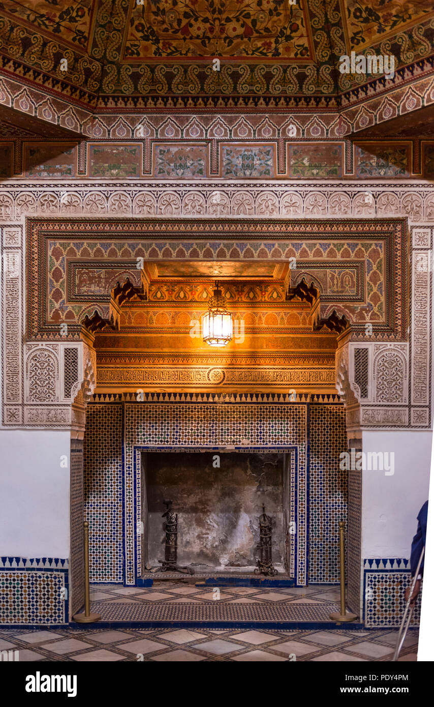 Interno con camino, arabo di ornamentazione, Palazzo Bahia, Marrakech, Marocco Foto Stock