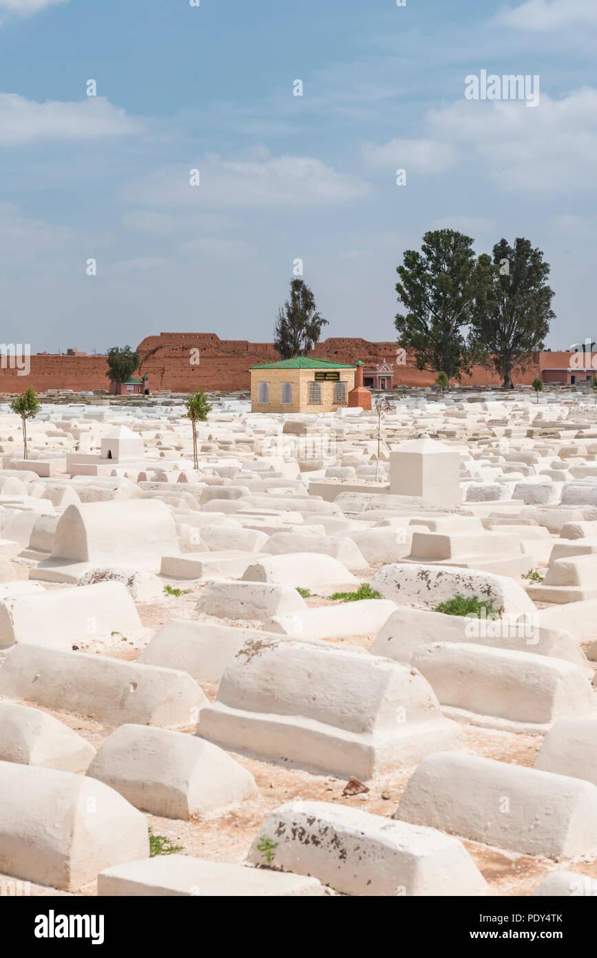 Bianco tipico graves, vecchio cimitero Ebreo Miaara, Marrakech, Marocco Foto Stock