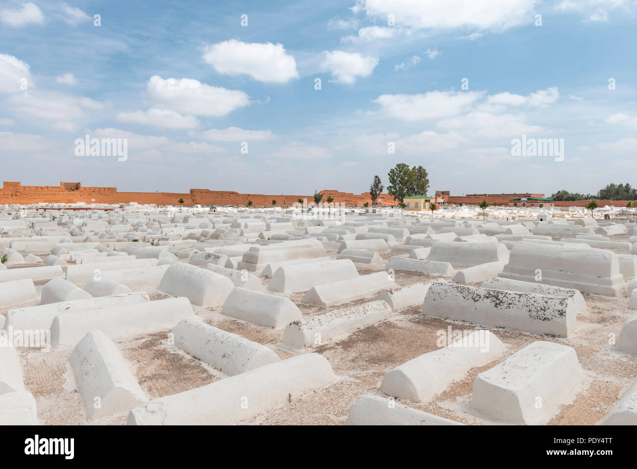 Bianco tipico graves, vecchio cimitero Ebreo Miaara, Marrakech, Marocco Foto Stock