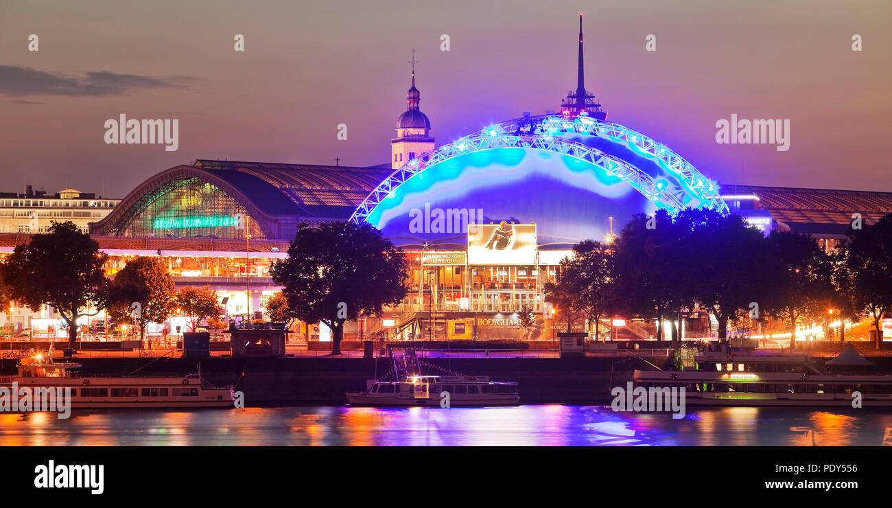 Illuminata la stazione centrale e il Musical Dome con il Reno al crepuscolo, Colonia, nella Renania settentrionale-Vestfalia, Germania Foto Stock