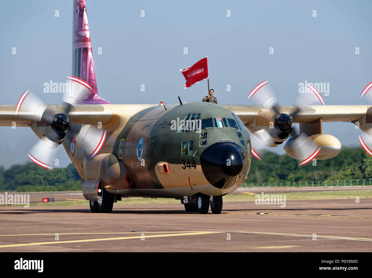 Un Lockeed Ercole i velivoli militari da trasporto dalla Royal Jordanian Air Force arriva al RIAT per supportare i loro falchi team display Foto Stock