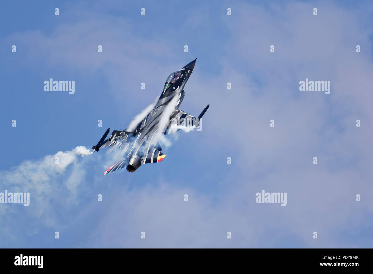 Il Lockheed Martin F-16 jet da combattimento del belga Display solista Team mette su un immpressive display di volo al RIAT Foto Stock