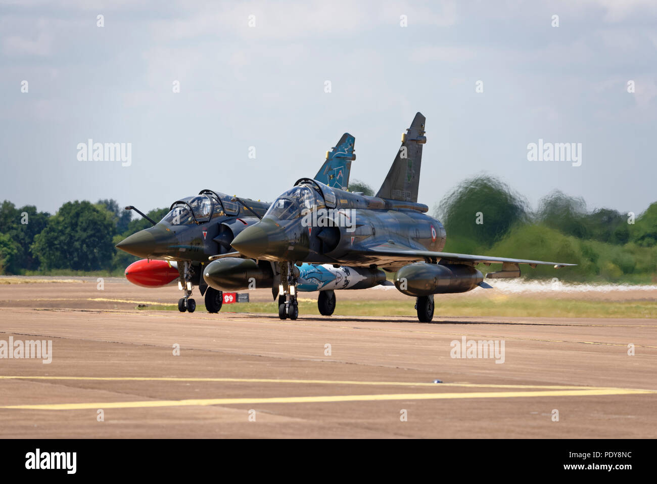 I due Dassault Mirage 2000 jet da combattimento del Couteau display Delta squadra arriverà a RAF Fairford per la RIAT Foto Stock