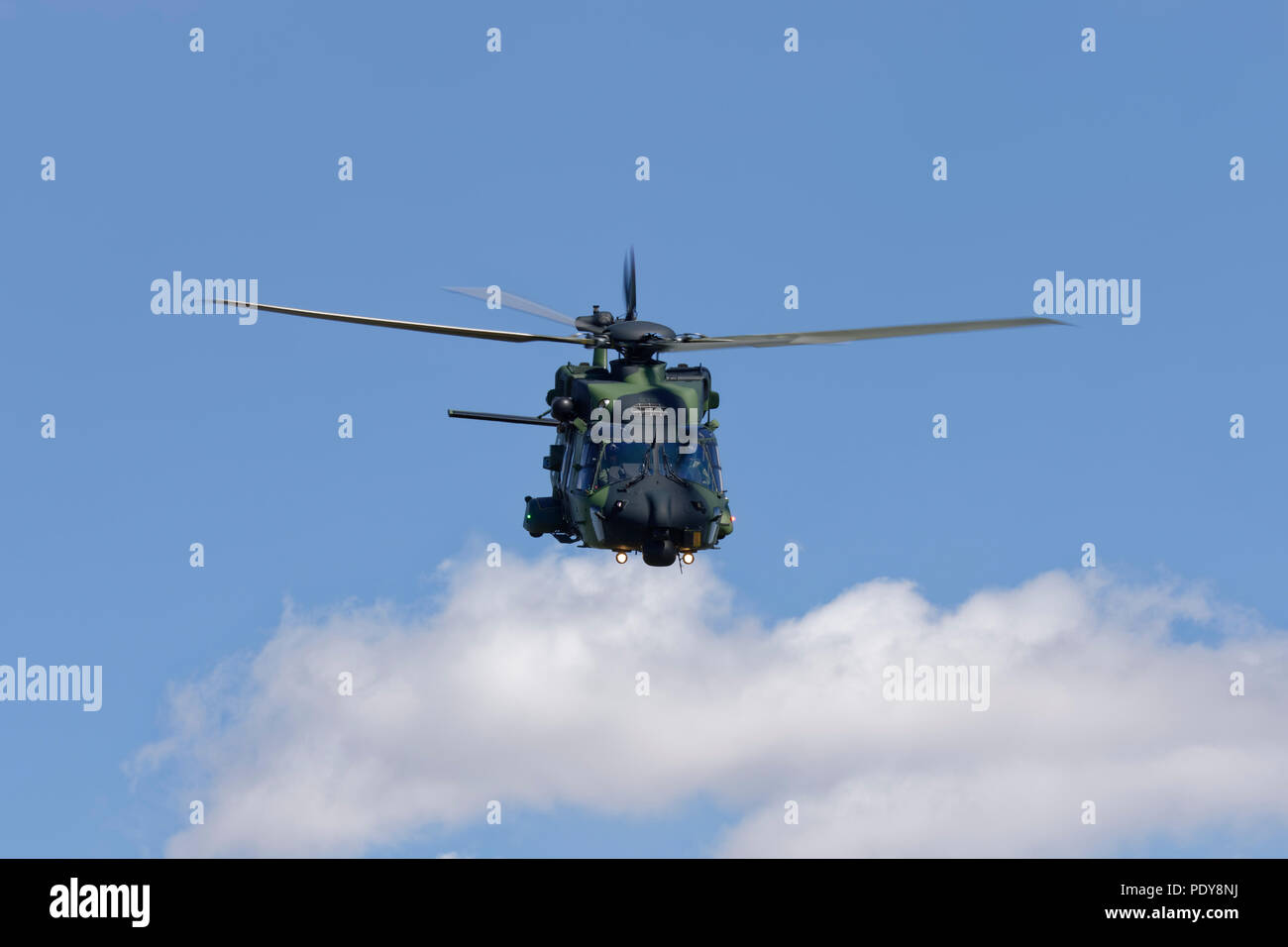 NHIndustries NH90 Tactical Multi Role elicottero dell'esercito finlandese mette su un impressionante display a la RIAT Foto Stock