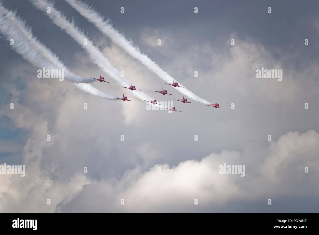 La British Royal Air Force frecce rosse Aerobatic Team Display roll-out di un ciclo di formazione di un fulmine al RIAT Foto Stock