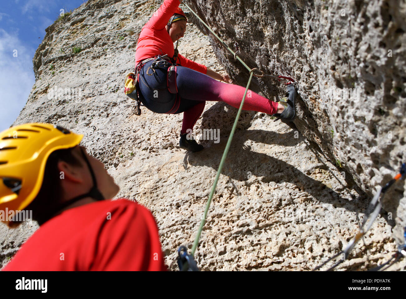 Immagine della donna la scalata su roccia e istruttore maschio Foto Stock